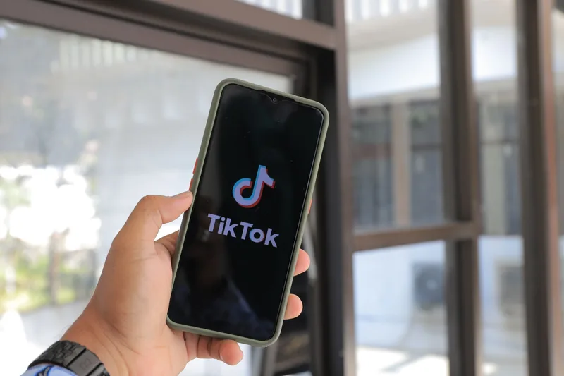 Diagnostic flowchart showing 5 causes of a broken TikTok algorithm and their fixes